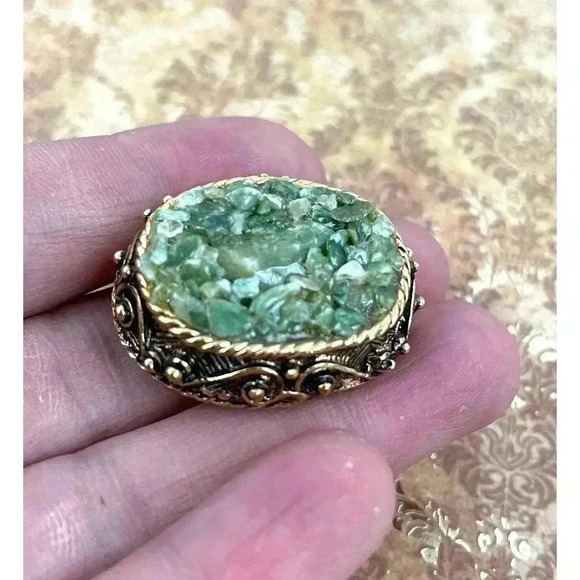 Oval Green Jade Pebble Chip Inlay Mosaic Ornate Gold Tone Brooch 1.5" - Picture 3 of 8